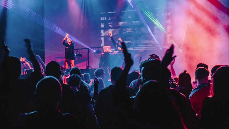 星空娱乐玩家部落社区页面，显示用户头像和讨论气泡